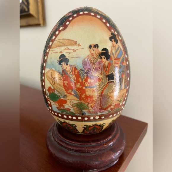 Vintage Japanese Satsuma Moriage style Handpainted Large Egg w/ stand - Picture 3 of 8